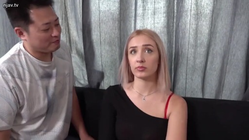 坐姿 · 交谈 · 中景 · 沙发 · 客厅 · 平淡 · 露肩装 · 剧情片头