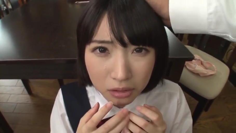 举杯 · 优雅 · 白色内搭 · 职场女性 · 酒吧 · 头部特写 · 品酒 · 红酒杯