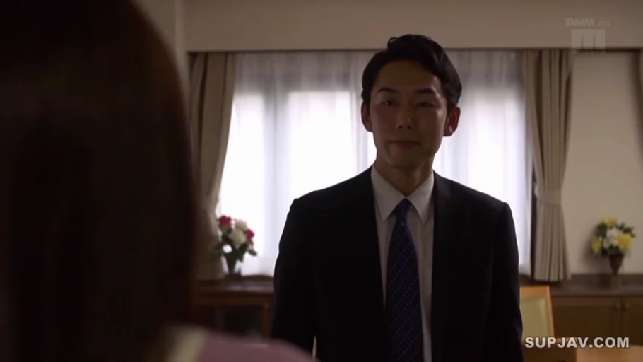 室内 · 站立 · 中景 · 平静 · 对视 · 窗帘 · スーツ · 成年人