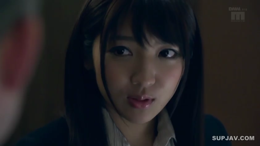 室内 · 脸部特写 · 制服 · 注视 · 正面 · 疑惑 · 黑发