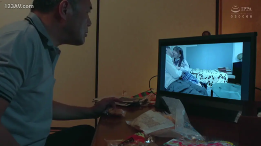 坐姿 · 客厅 · 认真 · 偷窥 · 电视 · 看电视 · 灰色保罗衫