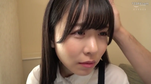 室内 · 坐姿 · 忧郁 · 脸部特写 · 白色衬衫 · 亚洲女性 · 被摸头