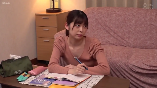 室内 · 坐姿 · 居家 · 冷淡 · 学习 · 文具 · 粉色紧身衣