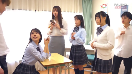 交谈 · 全身 · 教室 · 站立 · 学生制服 · 手机 · 惊讶 · 校园