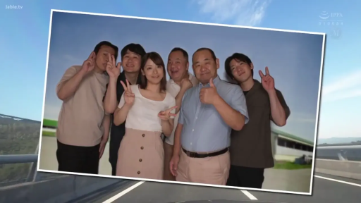 站立 · 中景 · 休闲装 · 多人 · 户外 · 笑容 · 拍照