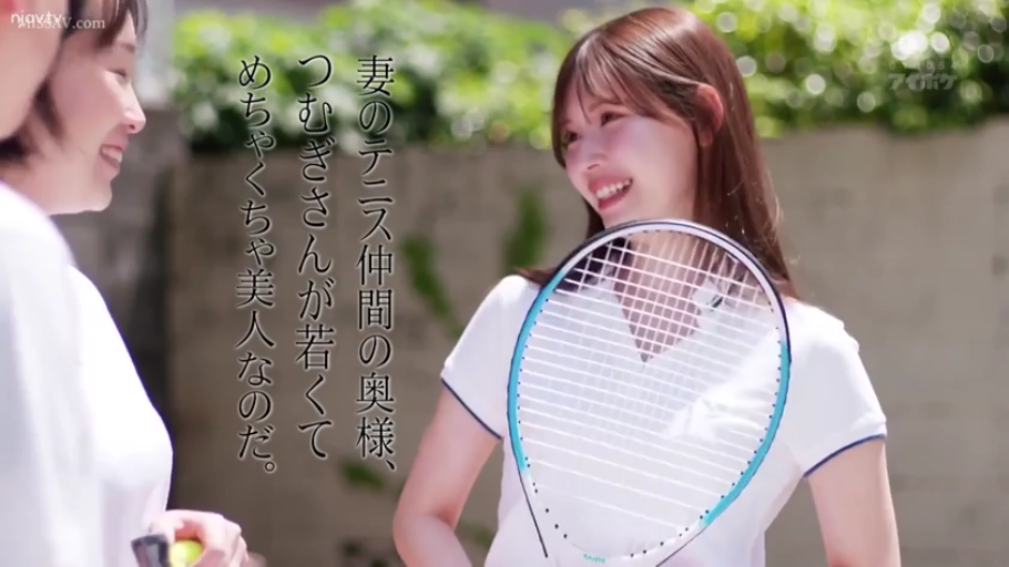 交谈 · 站立 · 中景 · 微笑 · 户外 · 网球拍 · 人妻 · 白色网球服