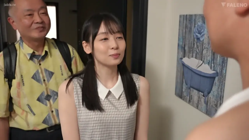 Stand · Medium shot · Smile · 多人 · 谈话 · 玄关 · 背包 · 格子无袖连衣裙