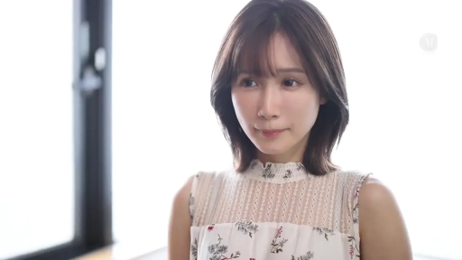 室内 · 单人 · 站立 · 平静 · 面部特写 · 注视 · 碎花无袖上衣