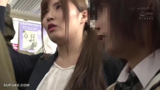 坐姿 · 中景 · 沙发 · 微笑 · 客厅 · 职业装 · 访谈 · 露体