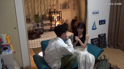 Sitting Posture · Conversation · 全景 · Living room · Handbag · Smile · Life Scene · 日常常服