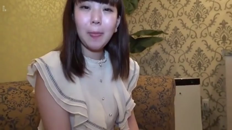 室内 · 座り姿勢 · ソファ · カメラに向かって · 自然 · 半身 · アジア人女性 · 白色荷叶边上衣