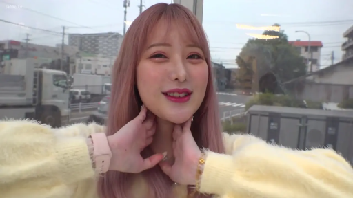 面部 · 甜美 · 站姿 · 窗边 · 手链 · 黄色毛衣 · 粉色长发 · 抚摸脖子