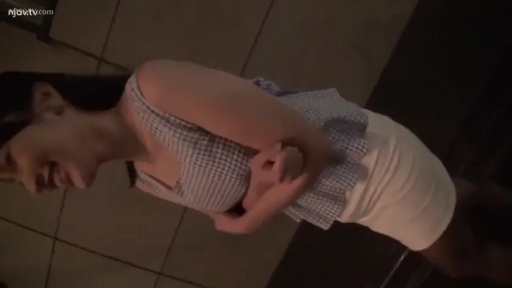 交谈 · 微笑 · 格纹无袖上衣 · 上半身 · 短发 · 室内廊道 · 侧站