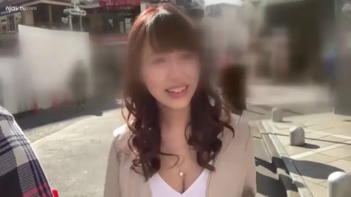 站立 · 微笑 · 半身特写 · 交流 · 户外街头 · 低胸外套