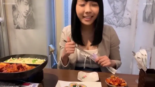 座り姿勢 · 胸部のクローズアップ · 巨乳 · 微笑 · 餐厅 · スーツジャケット · 筷子 · 准备用餐