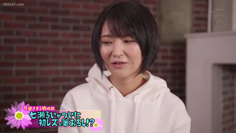 室内 · 脸部特写 · 羞涩 · 谈话 · 正面坐姿 · 白色卫衣 · 伪娘