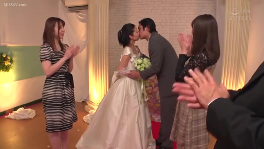 鼓掌 · 中景 · 庆祝行为 · 多人 · 条纹连衣裙 · 幸福 · 装饰柱 · 室内婚礼现场