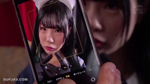 室内 · 护士服 · 站姿 · 注視 · 携帯電話 · 自拍 · アジア人女性 · 手机屏幕特写