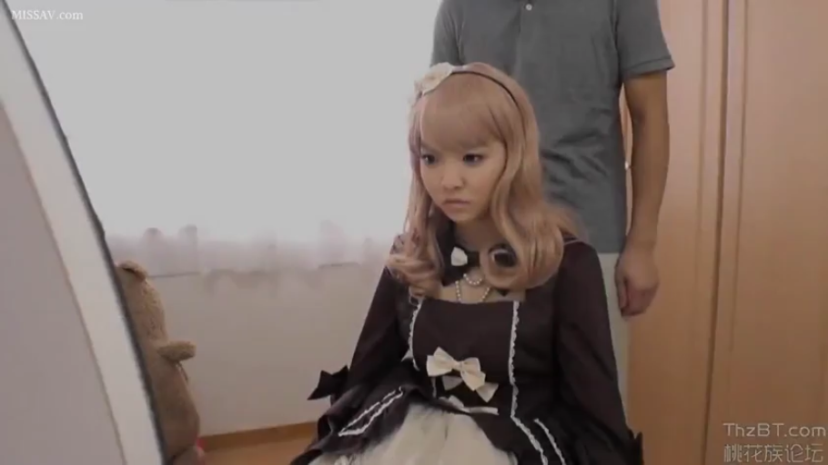 坐姿 · 卧室 · 中景 · 哥特萝莉服