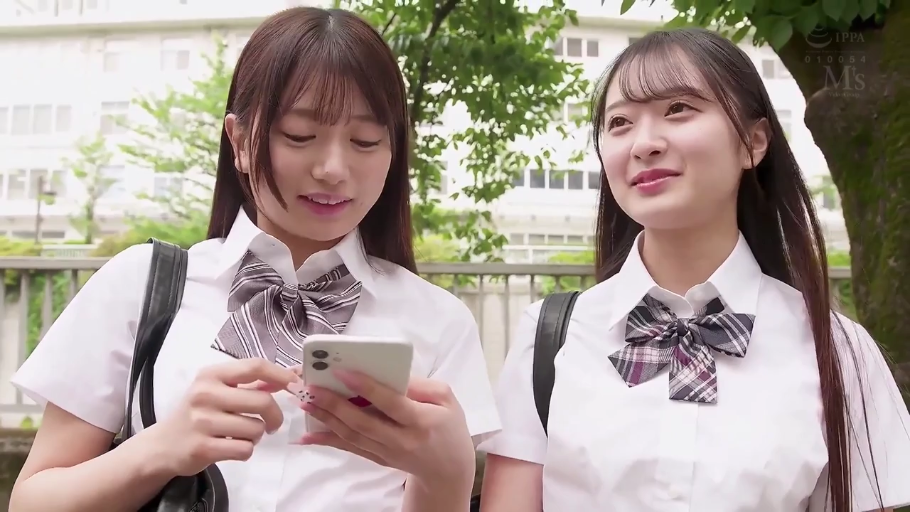 站立 · 微笑 · 半身 · 看手机 · 手机 · JK制服 · 户外 · 双人