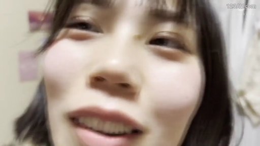 室内 · 脸部特写 · 微笑 · 面对镜头 · 凝视 · 不详 · 模糊镜头