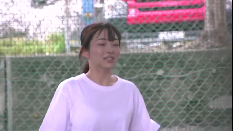 白色T恤 · 中景半身 · 户外运动场