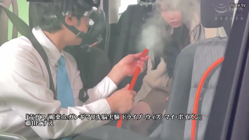 坐姿 · 专注 · 中景 · 白衬衫 · 车内 · 剧情向 · 释放气体 · 红色软管