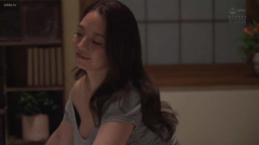 室内 · 俯身 · 中景 · 微笑 · 书架 · 熟女 · 灰色T恤 · 俯视