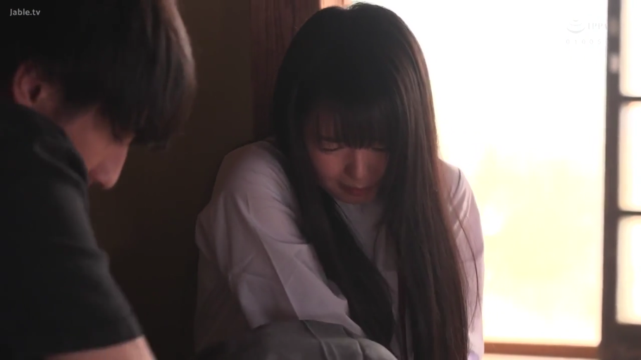 室内 · 面部 · 专注 · 剧情 · 注视 · 居家上衣 · 并列坐