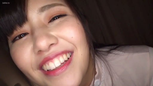 室内 · 俯身 · 脸部特写 · 浅色衬衫