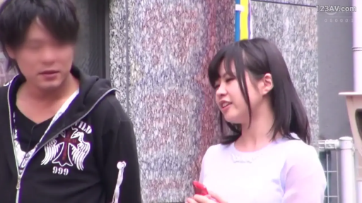 中景 · 站姿 · 微笑 · 携帯電話 · 屋外 · 搭讪 · 休闲服 · 街头