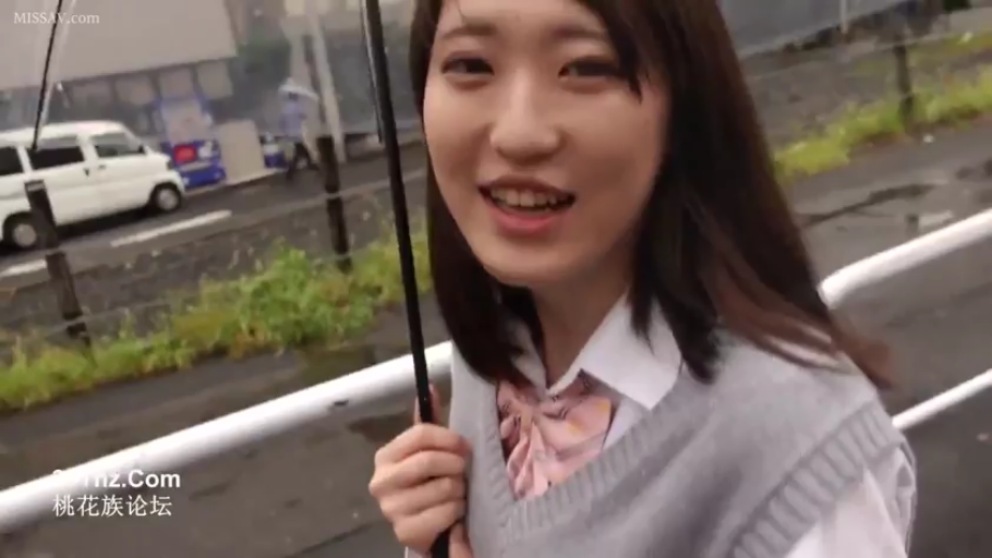 JK制服 · 长发 · 户外街道 · 雨傘 · 撑伞站立 · 面對鏡頭微笑 · 面部近景 · 甜美自然