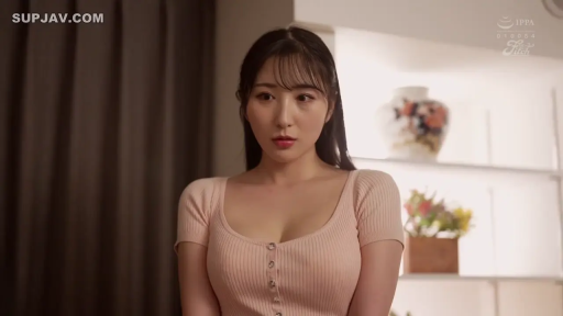 室内 · 巨乳 · 凝视 · 上半身特写 · 正面 · 花瓶 · 担忧 · 粉色低胸针织衫