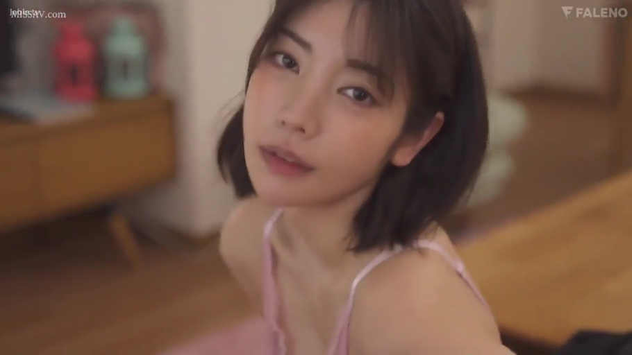 卧室 · 深情 · 锁骨特写 · 粉色细肩带睡衣