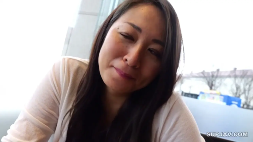 Indoor · Sitting Posture · 面部 · Stare · White cardigan · 温柔 · 家政