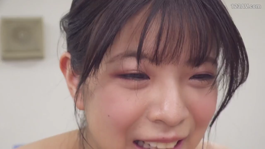 Indoor · Close-up of the face · Hazy · Nude · 正面 · Asian women · 眼神交流