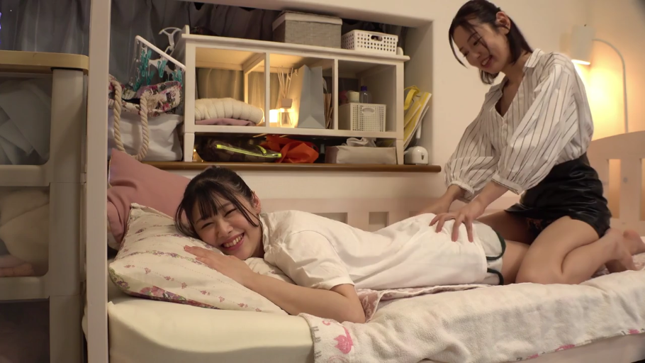 寝室 · 全景 · 跨がけ · 按摩 · 二段ベッド · 大笑 · シャツ ミニスカート · 女女主题