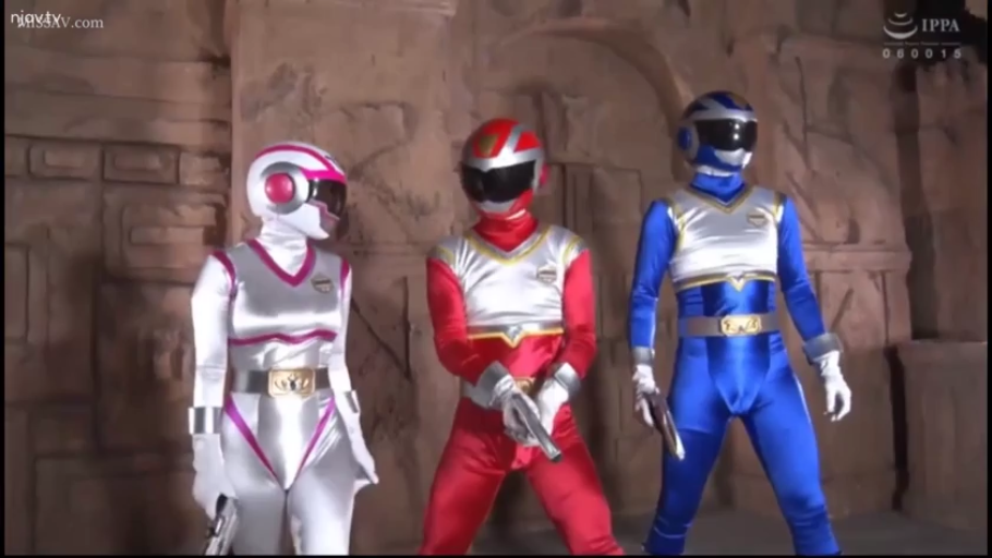 角色扮演 · 全景 · 持枪 · 战斗姿态 · 战队紧身衣 · 模型枪 · 洞穴