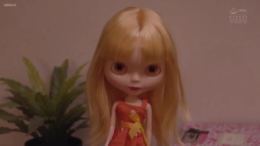 室內 · 站立 · 盆栽 · 呆滞 · 靜止 · 红色裙装 · 玩偶 · 人偶面部