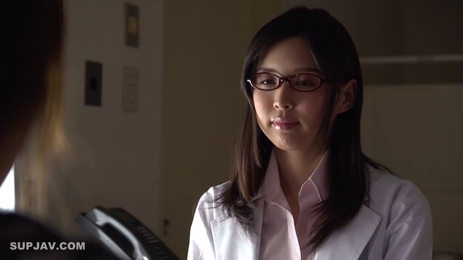 室内 · 白大褂 · 眼镜 · 微笑 · 面部特写 · 注视 · 长发 · 正面