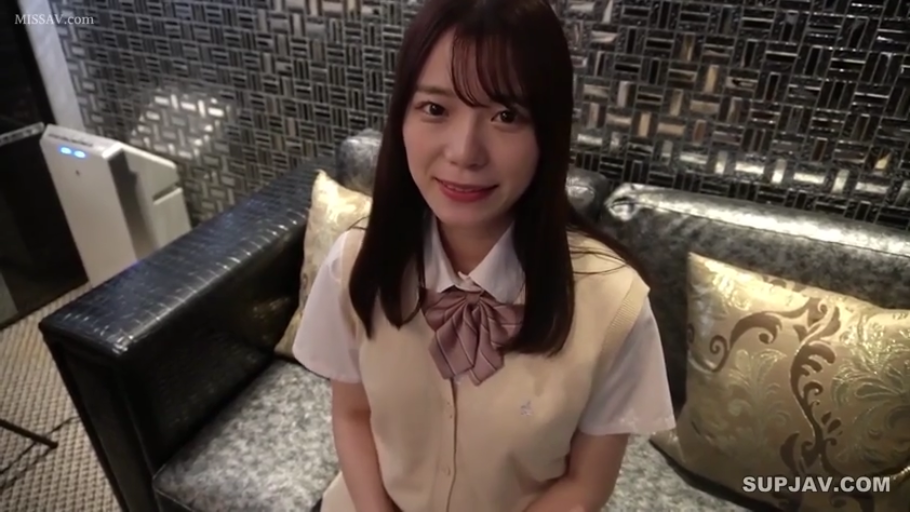 坐姿 · 沙发 · 微笑 · 面对镜头 · 上半身 · JK制服 · 黑色长发 · 室内休息室