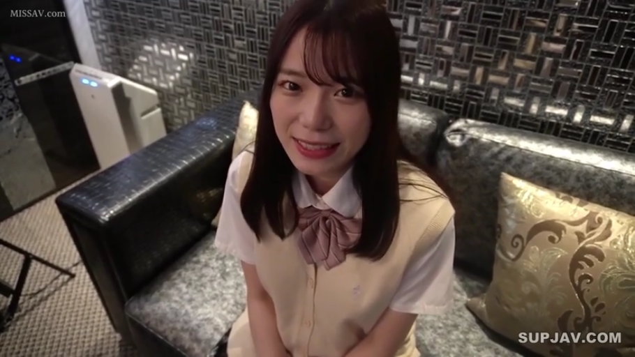 室内 · 坐姿 · 校服 · 微笑 · 半身 · 注视 · 清纯