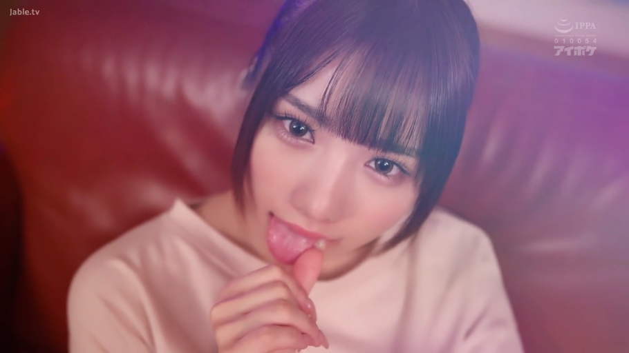 面部特写 · 身体前倾 · 浅色上衣 · 诱惑表情 · 舔手指 · 室内红色沙发 · 柔焦效果