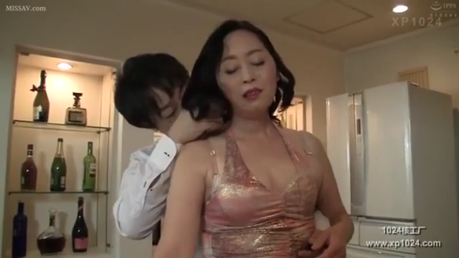 中景 · 亮面吊带裙 · 厨房 · 熟女 · 闭眼享受 · 酒柜 · 背抱 · 搂抱亲吻