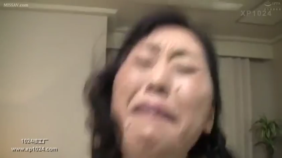 室内 · 脸部特写 · 仰头 · 未知