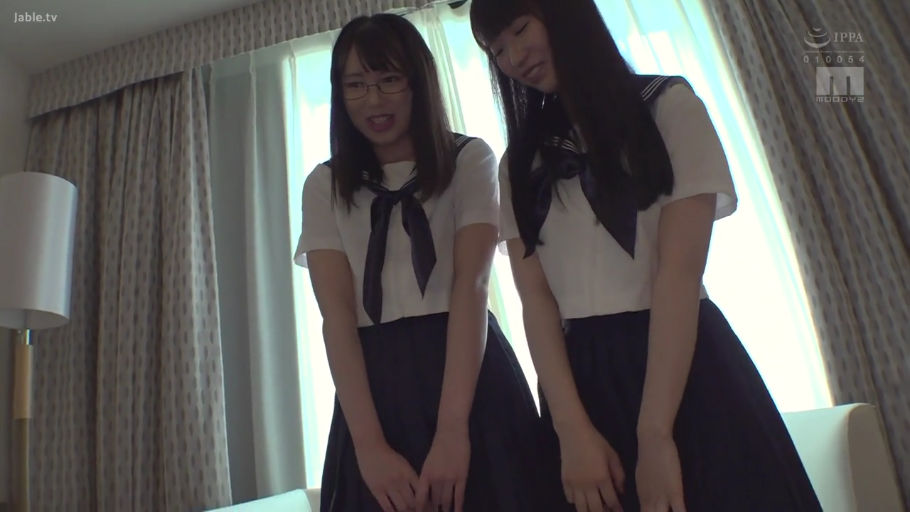 面部 · 甜美 · 站立 · 微笑 · 户外 · 休闲服 · 简介信息
