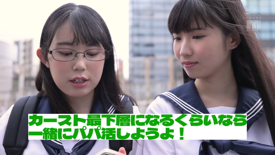 坐姿 · 微笑 · 白色蕾丝上衣 · 阴茎 · 手淫 · 成人色情 · 红沙发室内 · 手部与阴茎特写