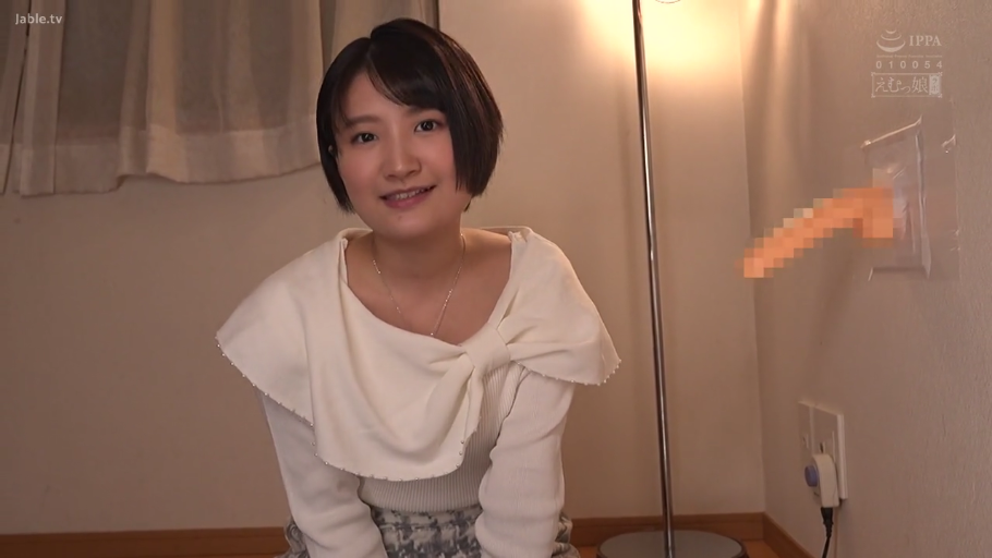 跪坐 · 中景 · 微笑 · 面对镜头 · 白色上衣 · 房间 · 局部打码 · 墙上假阴茎