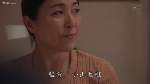 室内 · 坐姿 · 脸部特写 · 微笑 · 交流 · 针织衫 · 熟女