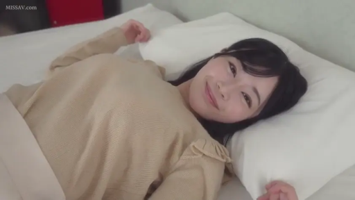 面部 · 卧室 · 微笑 · 枕头 · 仰卧 · 清纯 · 米色针织衫 · 休憩